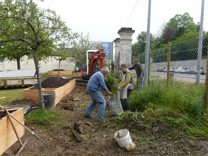 On en profite pour nettoyer la voie de circulation côté rue